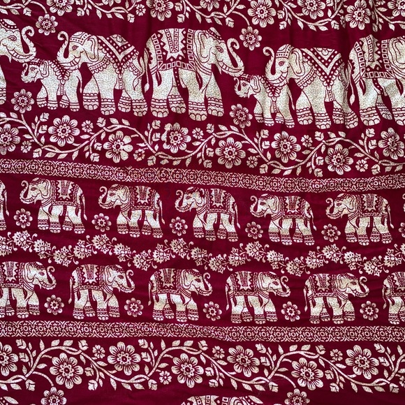 Red patterned scarf - Picture 2 of 2